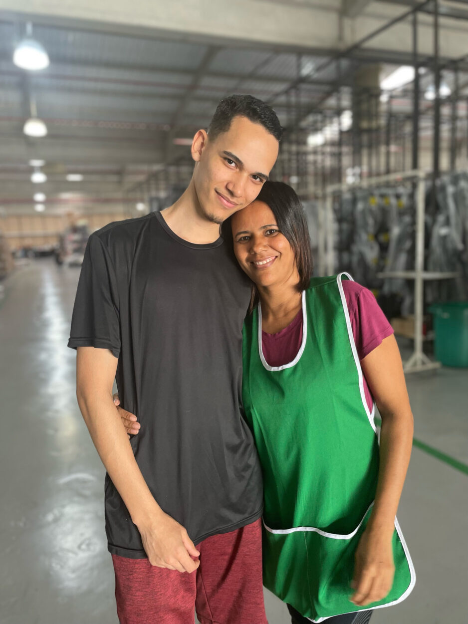 mãe e filho trabalhando juntos